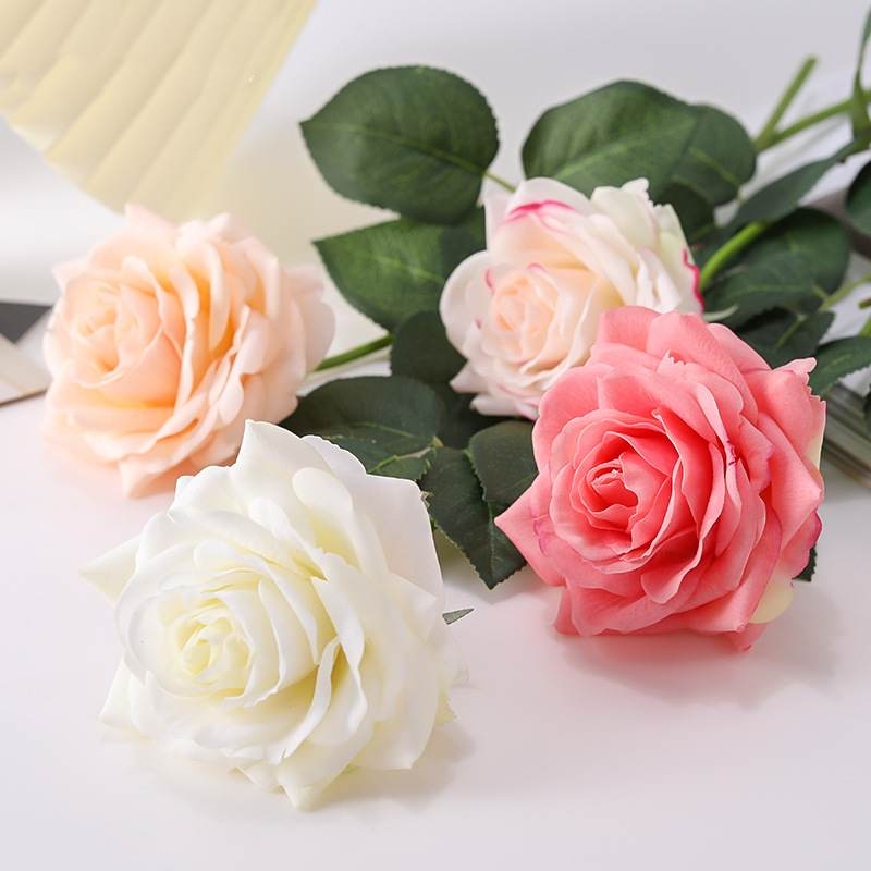 Highly realistic rose with a moisturizing feel