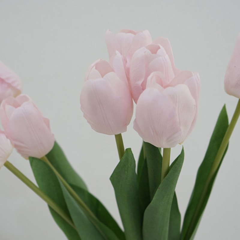 Hand-feeling moisturizing artificial tulip