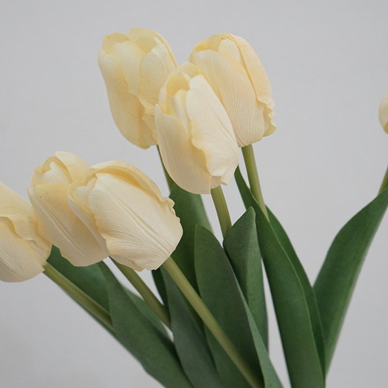 Hand-feeling moisturizing artificial tulip