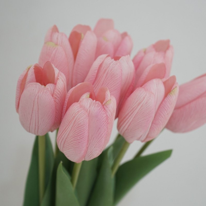Hand-feeling moisturizing artificial tulip