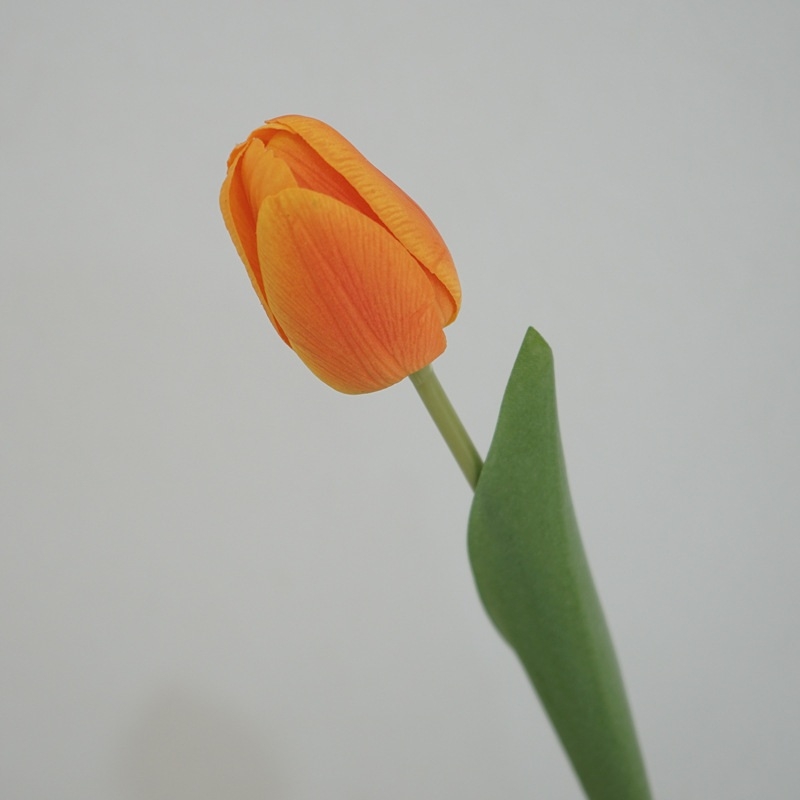 Hand-feeling moisturizing artificial tulip