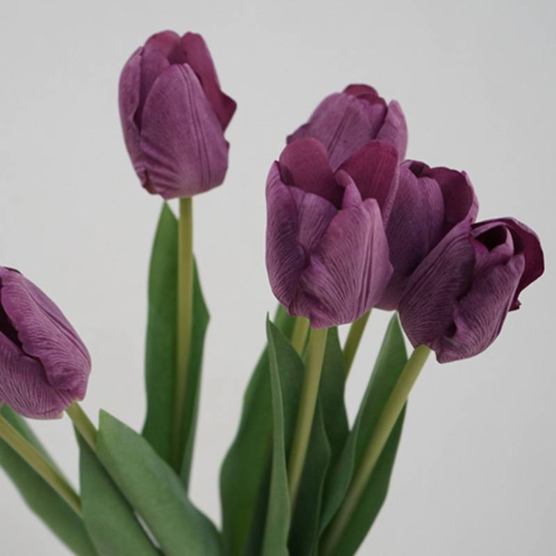 Hand-feeling moisturizing artificial tulip