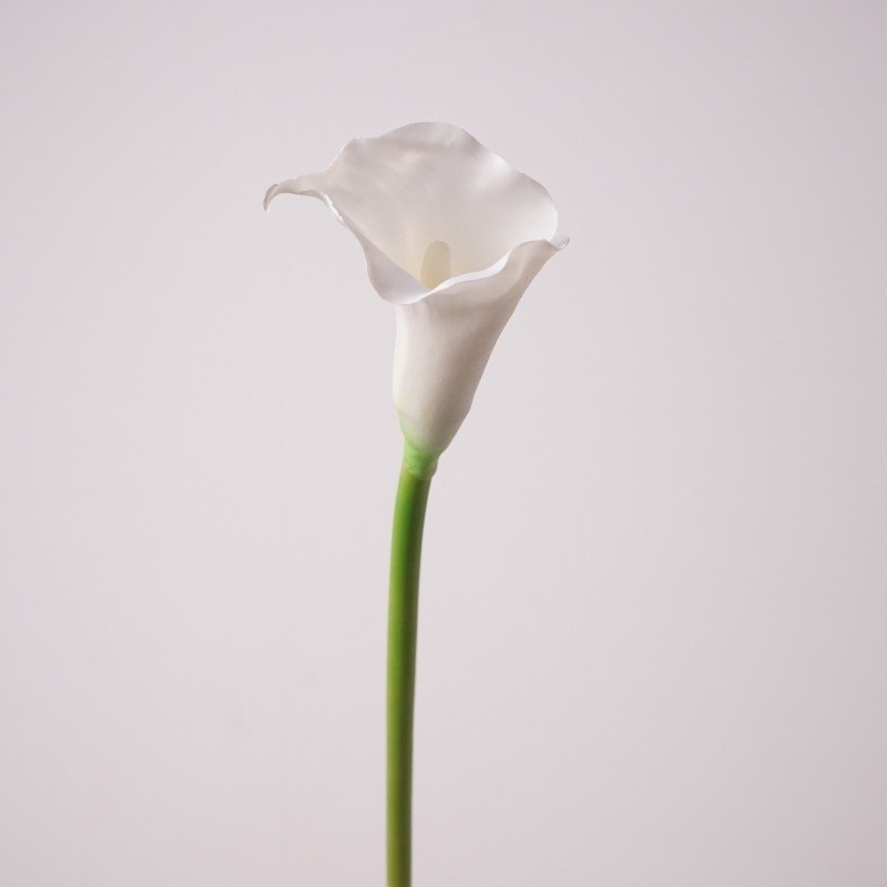 Trumpet-shaped artificial calla lilies