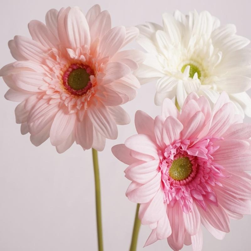 Hand-feeling moisturizing simulated gerbera