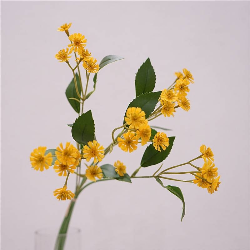 Artificial chamomile daisies